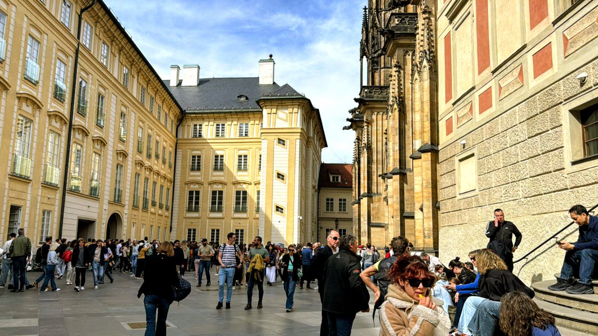 LachnitPetr's tweet image. Procházka velikonoční Prahou, to fakt není ve o klidu. Strašidelné bytosti ze Staropražských legend se raději schovaly. Všude samí turisté, jeden za druhým a jeden vedle druhého. Nekonečný proud. Ale šťastné Velikonoce všem 🐥 🐣 🐤
#praha #velikonoce #lachnit #foryou #zabava