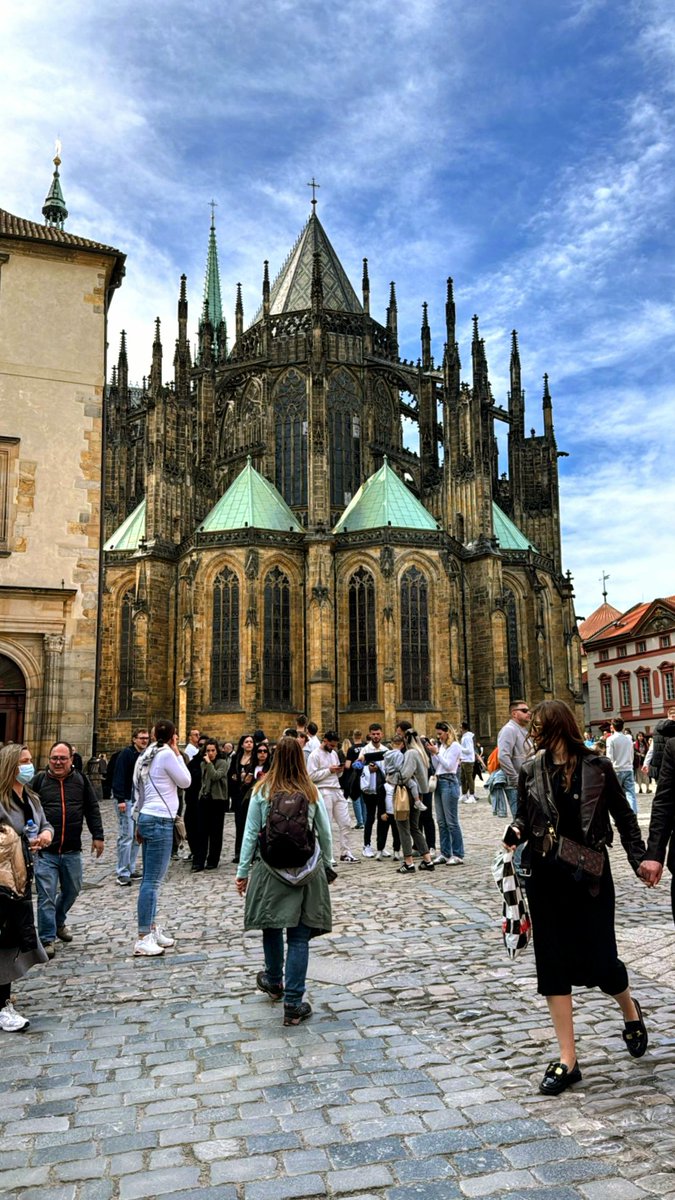 LachnitPetr's tweet image. Procházka velikonoční Prahou, to fakt není ve o klidu. Strašidelné bytosti ze Staropražských legend se raději schovaly. Všude samí turisté, jeden za druhým a jeden vedle druhého. Nekonečný proud. Ale šťastné Velikonoce všem 🐥 🐣 🐤
#praha #velikonoce #lachnit #foryou #zabava