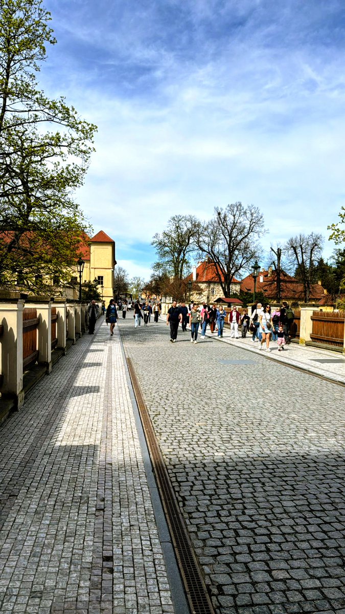 LachnitPetr's tweet image. Procházka velikonoční Prahou, to fakt není ve o klidu. Strašidelné bytosti ze Staropražských legend se raději schovaly. Všude samí turisté, jeden za druhým a jeden vedle druhého. Nekonečný proud. Ale šťastné Velikonoce všem 🐥 🐣 🐤
#praha #velikonoce #lachnit #foryou #zabava