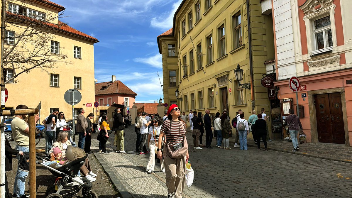 LachnitPetr's tweet image. Procházka velikonoční Prahou, to fakt není ve o klidu. Strašidelné bytosti ze Staropražských legend se raději schovaly. Všude samí turisté, jeden za druhým a jeden vedle druhého. Nekonečný proud. Ale šťastné Velikonoce všem 🐥 🐣 🐤
#praha #velikonoce #lachnit #foryou #zabava