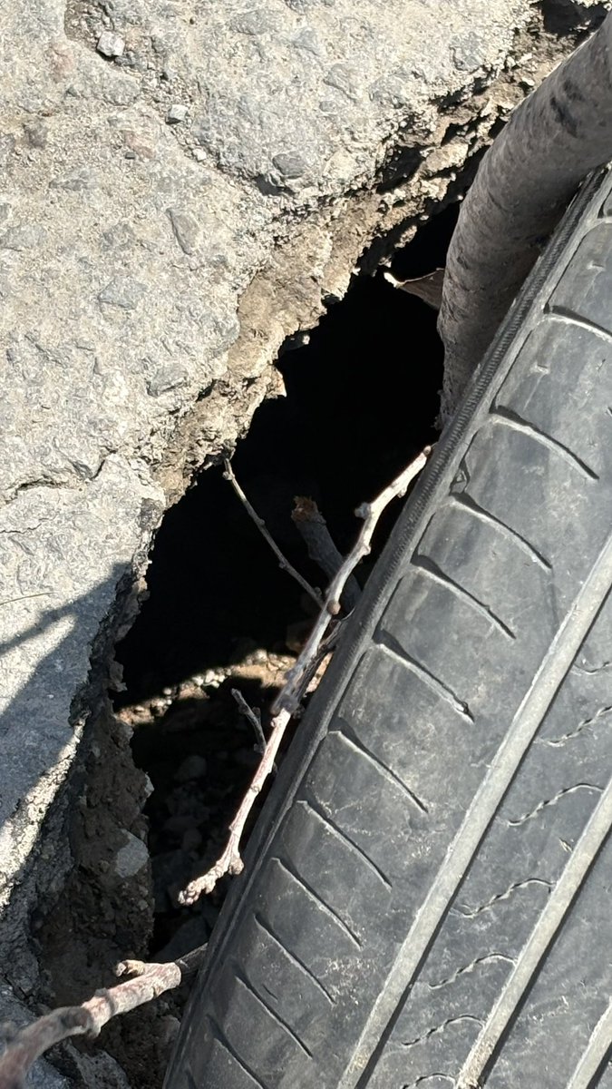 davidhrr10's tweet photo. @JCarlos_Valerio Acá en San Sebastián de Aparicio se hizo un hoyo, el gobierno de aqui no hace nada por arreglar las calles ni el drenaje https://t.co/yh5uKd3mpm