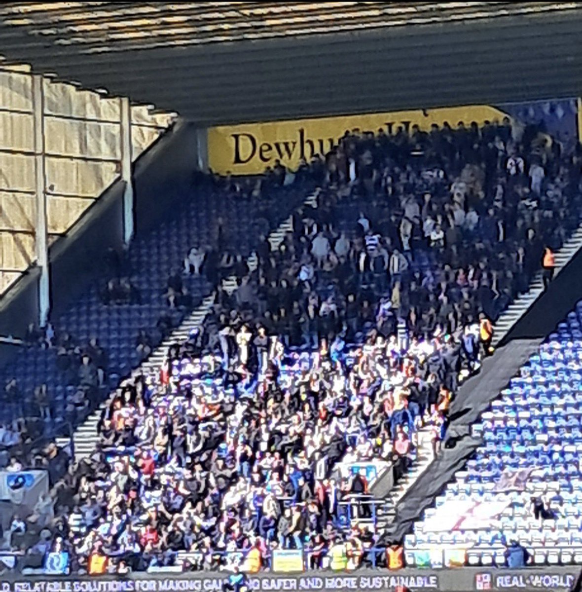 QprAwayFans tweet media