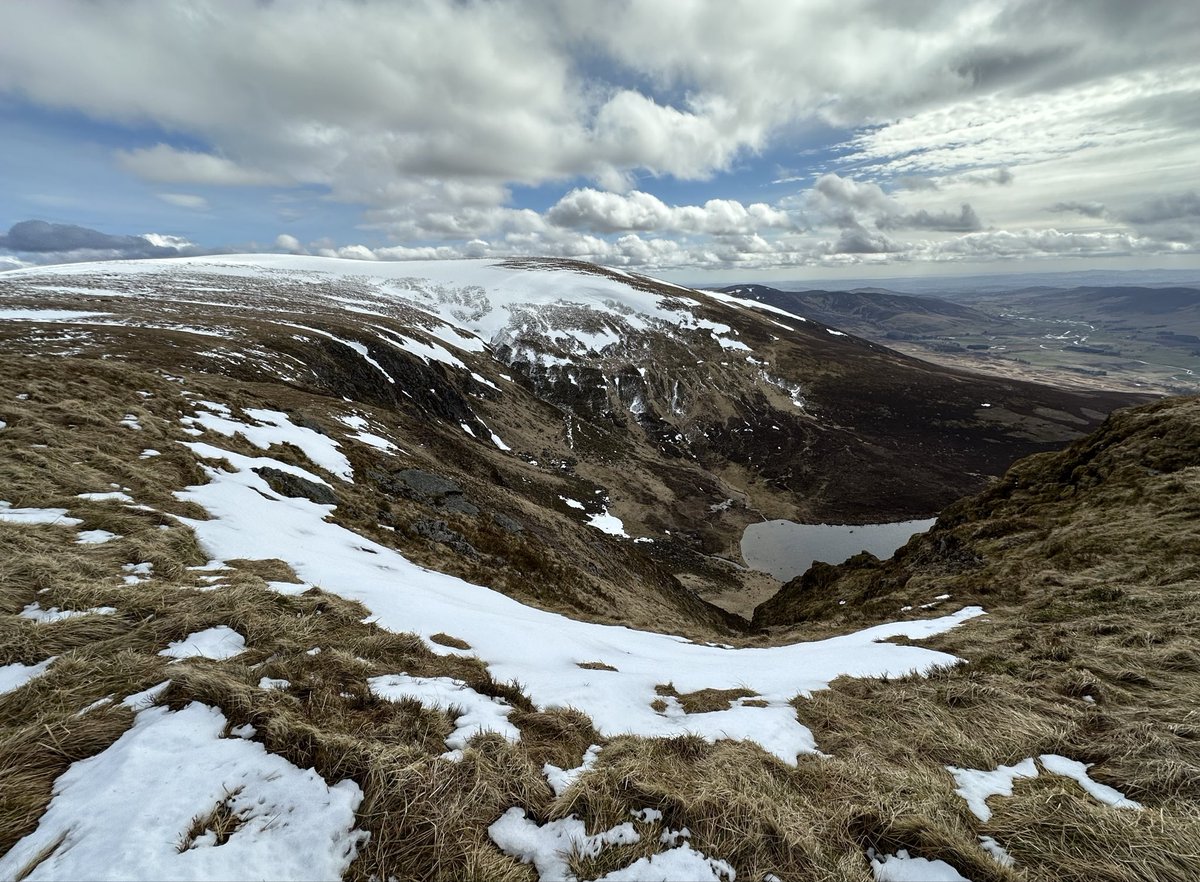 MunroMoonwalker's tweet image. Fine wander from Glen Clova over hills to visit crash site of Wellington bomber. Four crew died when plane went down in 1942 but amazingly the tail gunner survived. Sunshine and blue skies but freezing wind and substantial snow fields and cornices #scotland #mountains #aircrashes