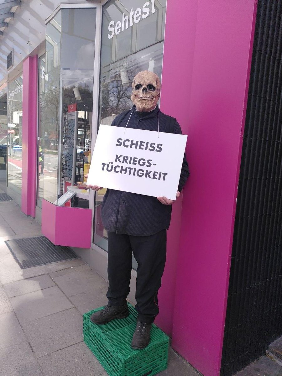 Schlafbeere's tweet photo. Und nach dem #Ostermarsch - folgt der #Schulstreik #GegenWehrpflicht #hh0805 Für Frieden – wir sind mehr als Spaltung, lauter als Kriegspropaganda!  Wir bleiben zusammen und lassen uns nicht von der Hetze treiben. https://t.co/JUf12pON5y