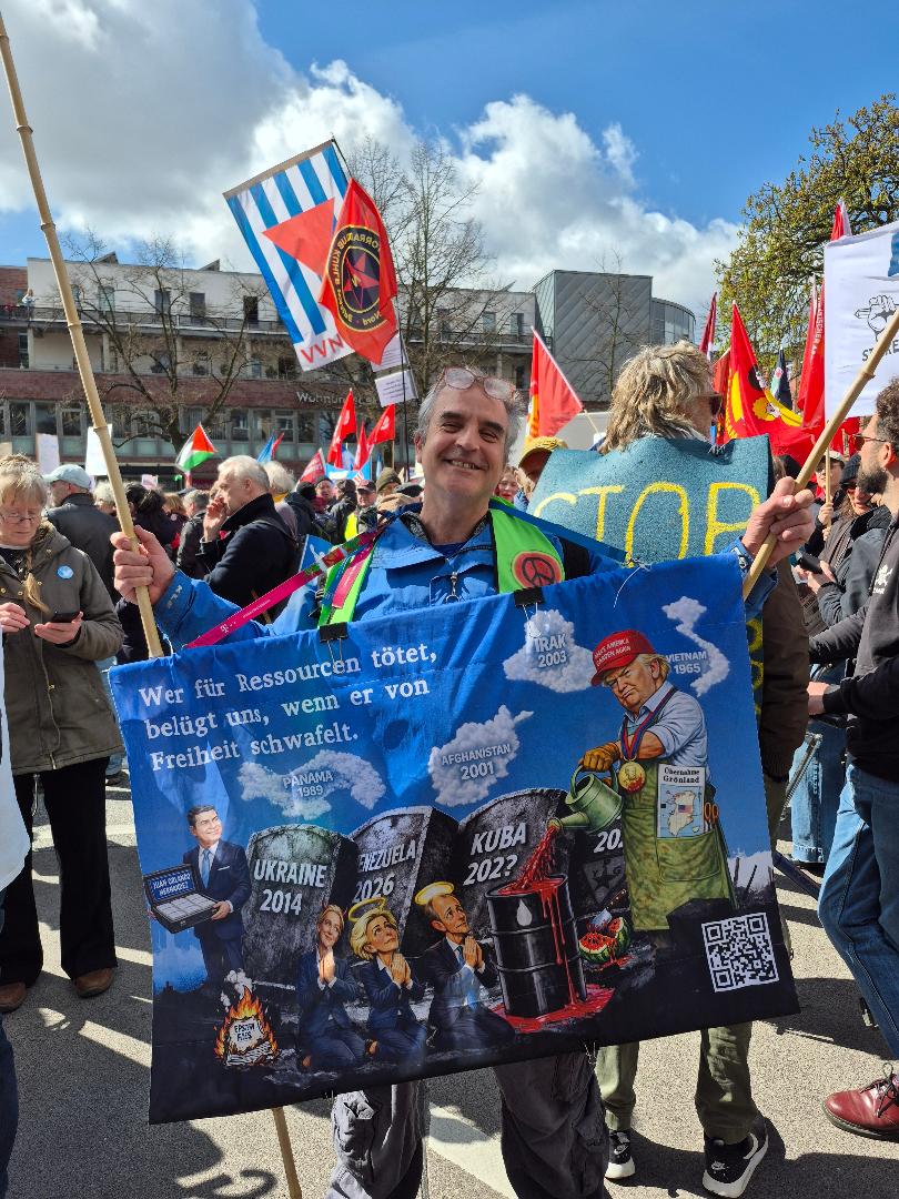Schlafbeere's tweet photo. Und nach dem #Ostermarsch - folgt der #Schulstreik #GegenWehrpflicht #hh0805 Für Frieden – wir sind mehr als Spaltung, lauter als Kriegspropaganda!  Wir bleiben zusammen und lassen uns nicht von der Hetze treiben. https://t.co/JUf12pON5y