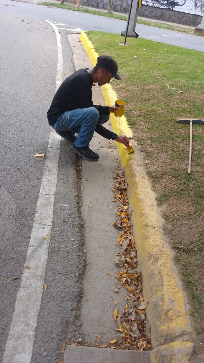AlcaldiaBaruta's tweet photo. ¡Seguimos trabajando! 🍃
Nuestras cuadrillas de #AcciónInmediata siguen realizando labores de:
🍃 Desmalezado y limpieza:
📍 Urb. #LaTrinidad
📍 Urb. #Chuao
🚦 Demarcación:
📍 Urb. #PradosDelEste
📍 Sector. #LasMinas https://t.co/wITcGhGv3A