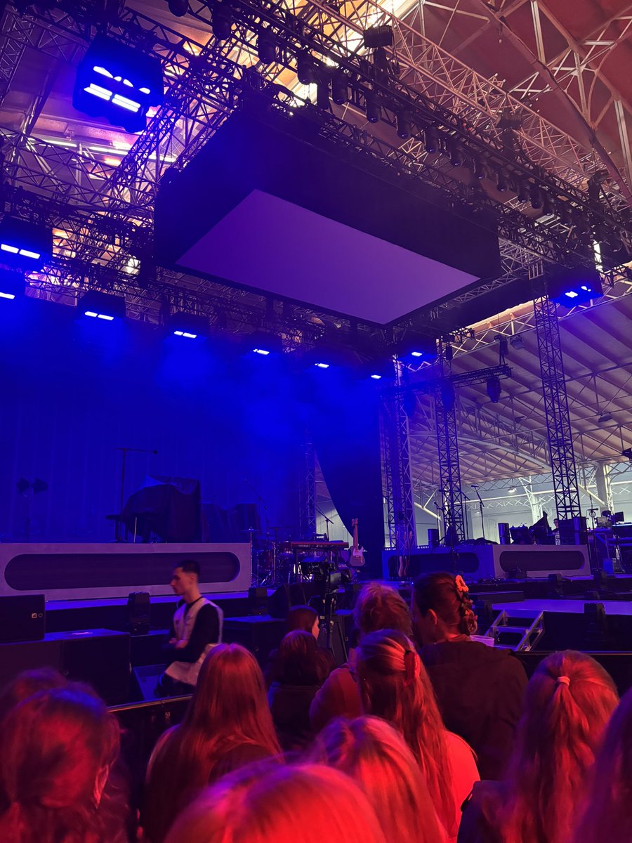 loutomlinking's tweet photo. not barricade but close enough (view without zoom) #HDWGHVienna https://t.co/vqt8vIQHTg