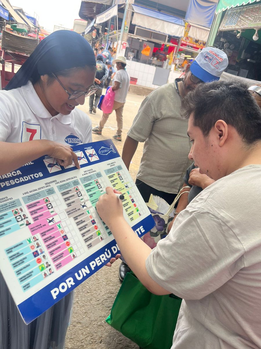 perufrepap's tweet photo. Nuestra Candidata más joven del #FREPAP enseñando a la ciudadanía en el Mercado #Unicachi cómo ejercer su voto este 12 de Abril. La #educación es importante para la #democracia de nuestro país. Candidata a #Diputada N° 7 por Lima Metropolitana #ZaoriLifoncio https://t.co/lEmomlnEzA