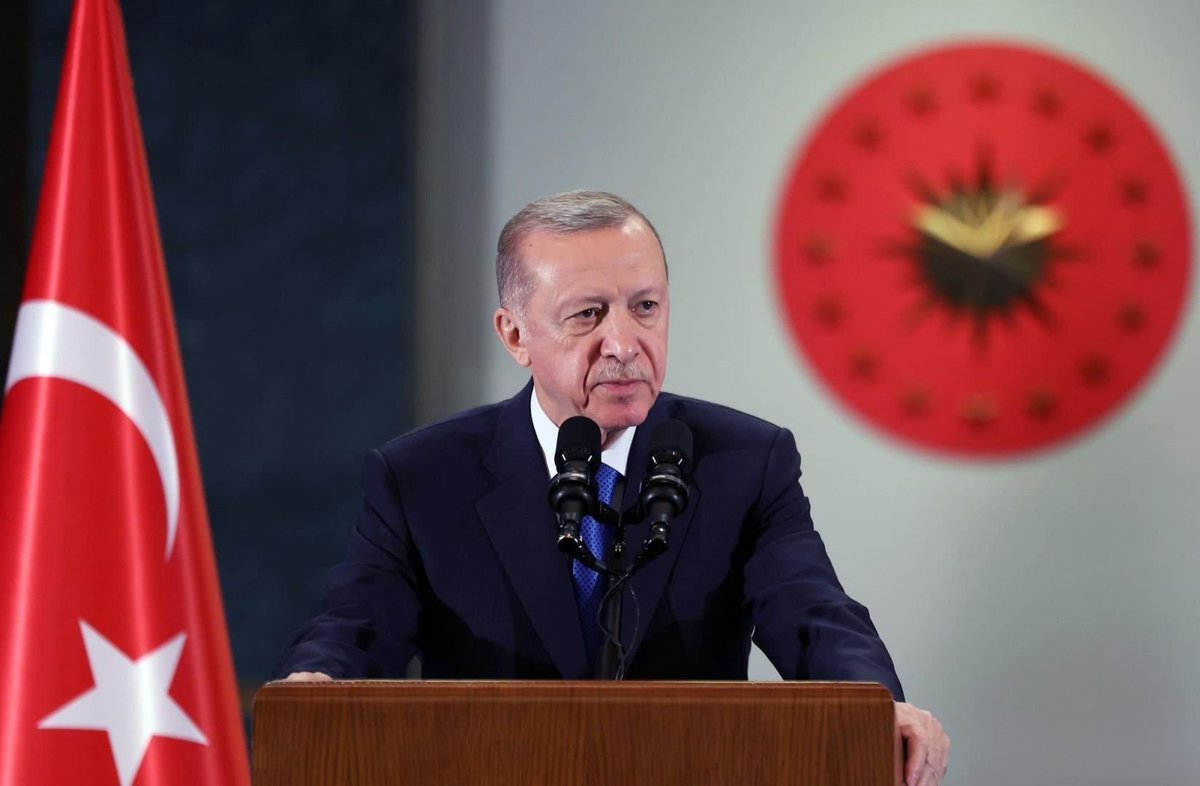 restitutorII's tweet photo. 🇹🇷
Turquie: Erdogan commente les guerres autour de la Turquie (Ukraine et Iran) et dénonce les "ambitions incontrôlées":

"Hitler a été victime de ses ambitions incontrôlées, causant d’immenses souffrances à lui-même, à son peuple et au monde.

Aujourd’hui, ceux qui marchent dans ses pas ne se contentent pas de s’en prendre à l’humanité, ils endossent aussi ce même rôle envers leurs propres citoyens."