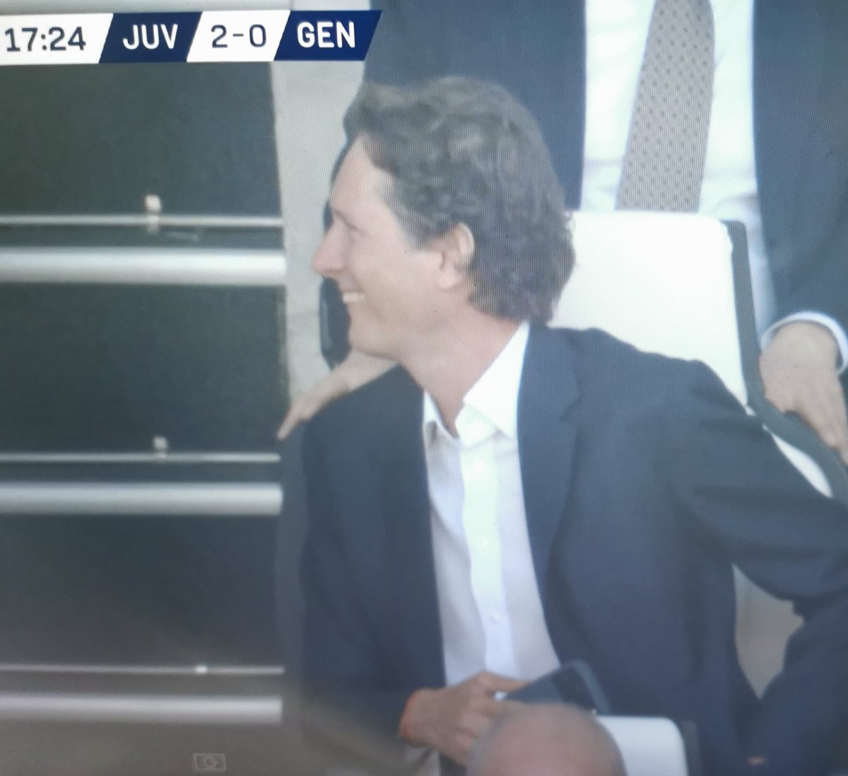 Pueblo_Juve's tweet photo. 👀 En evidencia lo poco juventino y aburrido que está John #Elkann durante el #JuventusGenoa...
...cuando daño hace creen en las narrativas de quien odian a la #Juventus ...
[Joshua]
#JuveGenoa #Juve https://t.co/X76rXYX2Tj