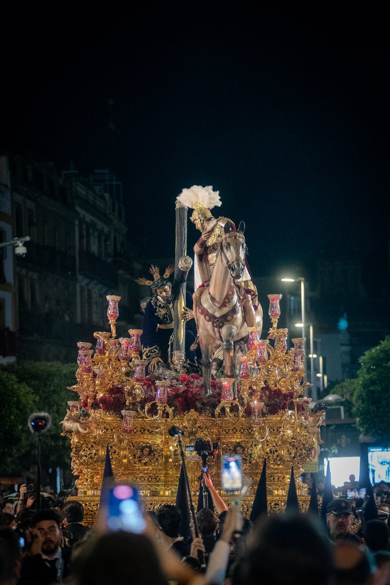 vrd_93's tweet photo. Madrugá.
La Esperanza de Triana.

No hace falta decir nada.
Ni explicarlo.
Ni siquiera entenderlo.

Solo mirarla…
y saber que estás en casa.

Por ser el más bello exceso, Reina, Madre y Capitana…
Dios te dejó en esta orilla
para volver loca a Sevilla
habiendo nacido en Triana. https://t.co/ycgN8wlRtK