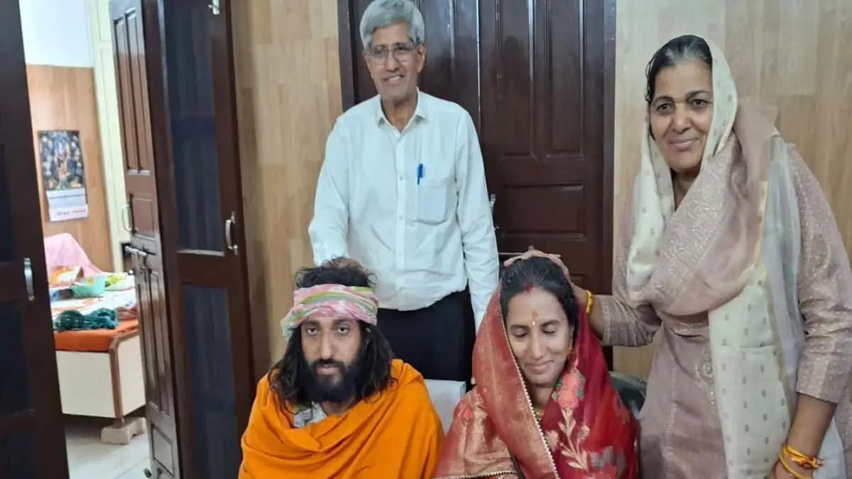 bvishnoi29's tweet photo. अब तो IITian बाबा भी अकेले से दो हो गए! इंजीनियर प्रतीका के साथ शादी कर ली है! बहुत बहुत बधाई!!🙏🔥👌✌️
#MahakumbhvaleIITBaba, #IITBabaabhaysingh #IITBabacontroversy
#Partika
#अभयसिंह
#महाकुंभ
#iitianbaba #AbhaySingh #iitbaba #marriage https://t.co/t3XzzIdQp3