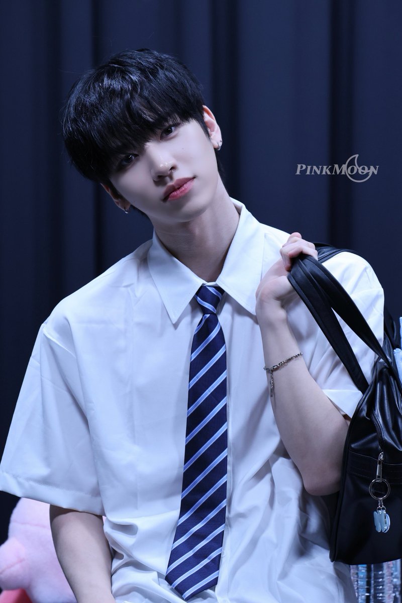 moonlight0y's tweet photo. 4/4 뮤브

#엔싸인 #nSSign #한준 #HANJUN https://t.co/cZpu1dLuYQ