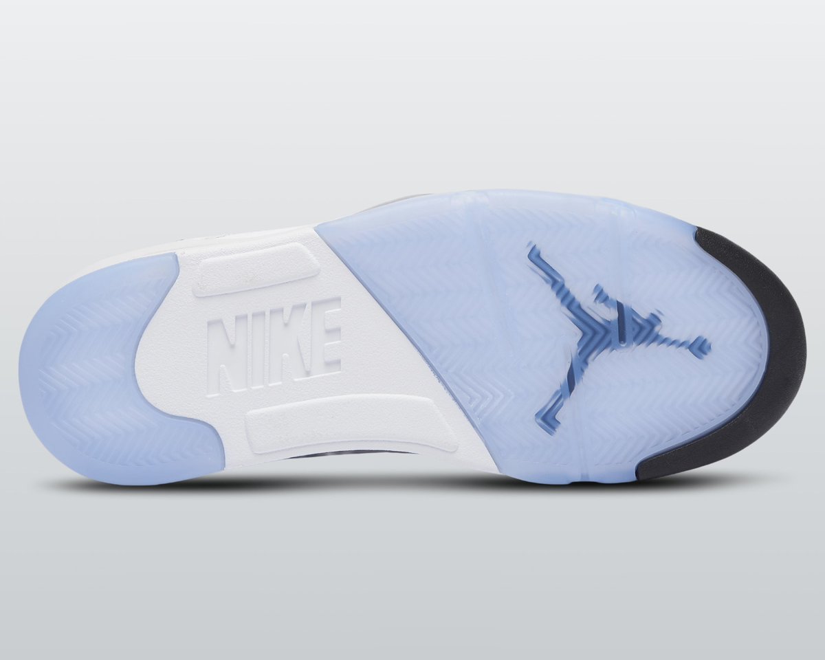 SoleRetriever's tweet photo. RETAIL LOOK: Air Jordan 5 OG “White Metallic” 🪙

🗓️ April 25th
📝 HQ7978-103
💵 $215 https://t.co/2ufAgTqPVD