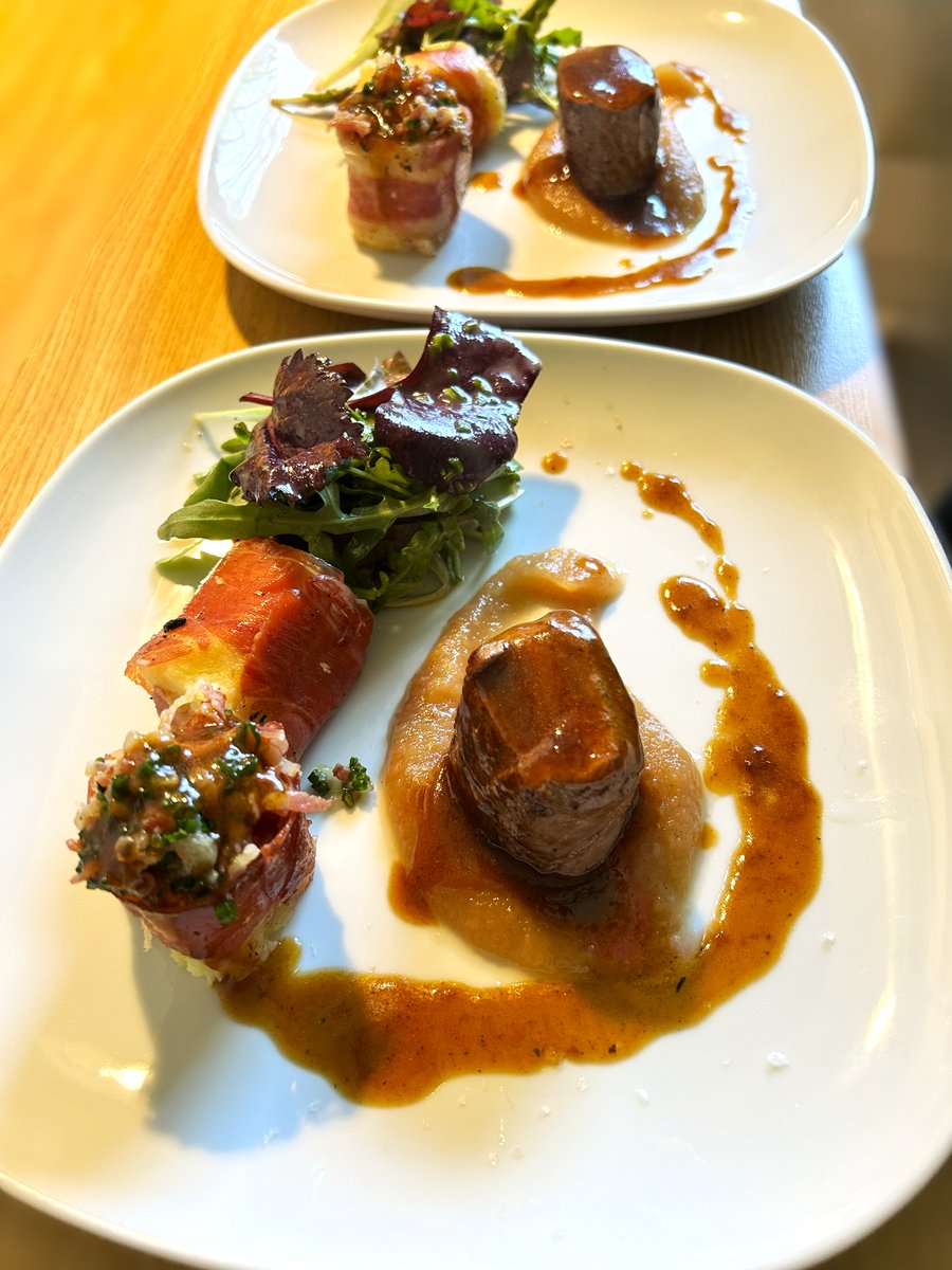 ichbinfuzzum's tweet photo. We had leftovers and yesterday dish got an upgrade. Potatoes und savoy Cabbage are now wrapped in Pancetta. Saddle of venison | Savoy cabbage &amp; potatoes | Bacon &amp; onions | Apple | https://t.co/thtOdw0ufJ