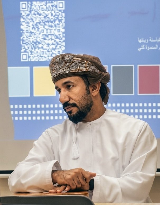الجامعة مليانه أكاديميين بس القليل اللي ينجح ويخلق تأثير حقيقي .. على سبيل المثال، د.محمد جاب لنا قامة السينما العُمانية عبدالحكيم الصالحي عشان ما ننسى درس أدب المسرح.. بخلاف كل محاضراته اللي دايمًا تكون ممتعة 🤍.