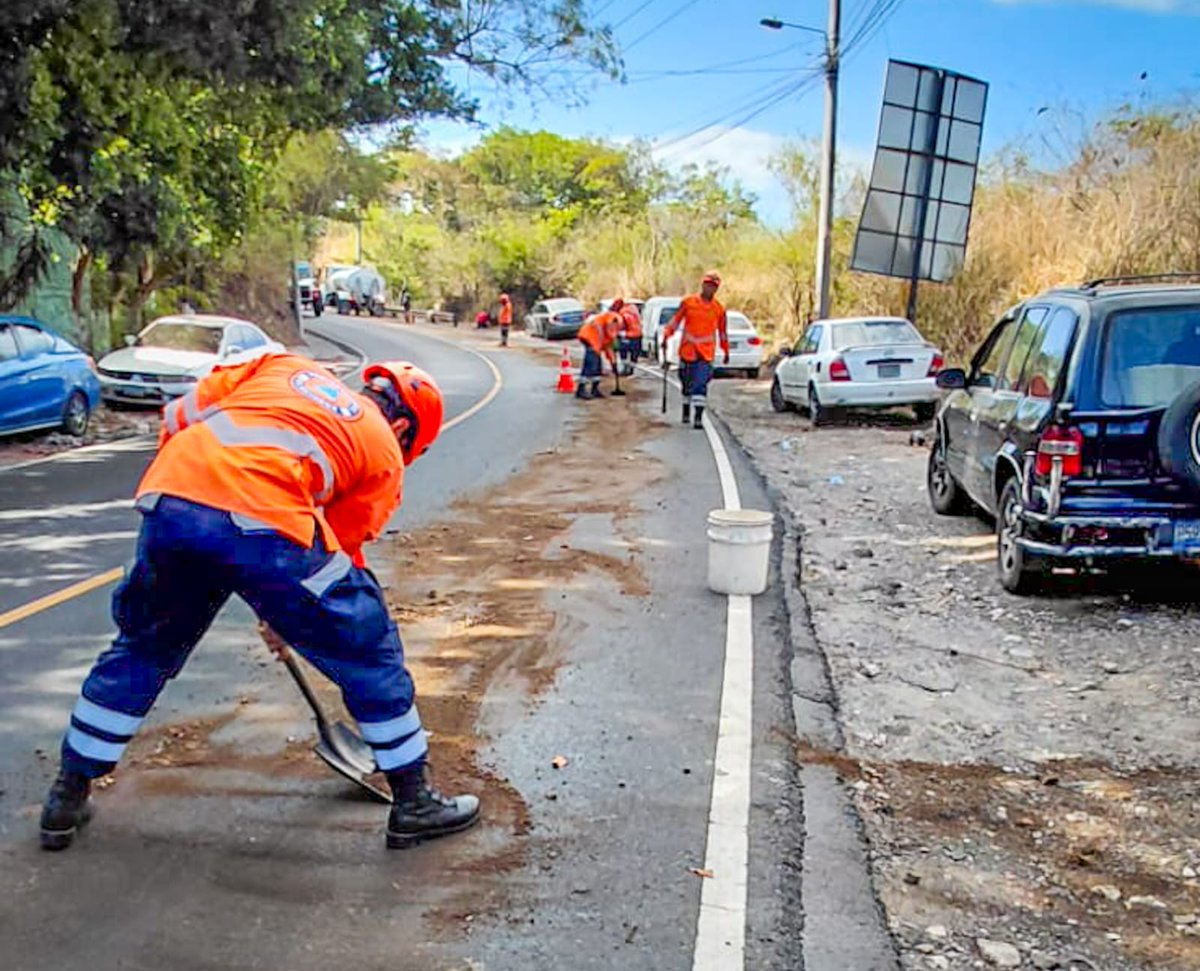 SVInformacion_'s tweet photo. #TráficoSV | El #EquipoTácticoOperativo atendió emergencia por derrame de aceite en la vía pública, ejecutando labores de limpieza para eliminar riesgos y prevenir accidentes.

📍Calle a Mariona, Villa Mariona 1, distrito de Apopa, San Salvador Oeste. https://t.co/gqXpP1zOno