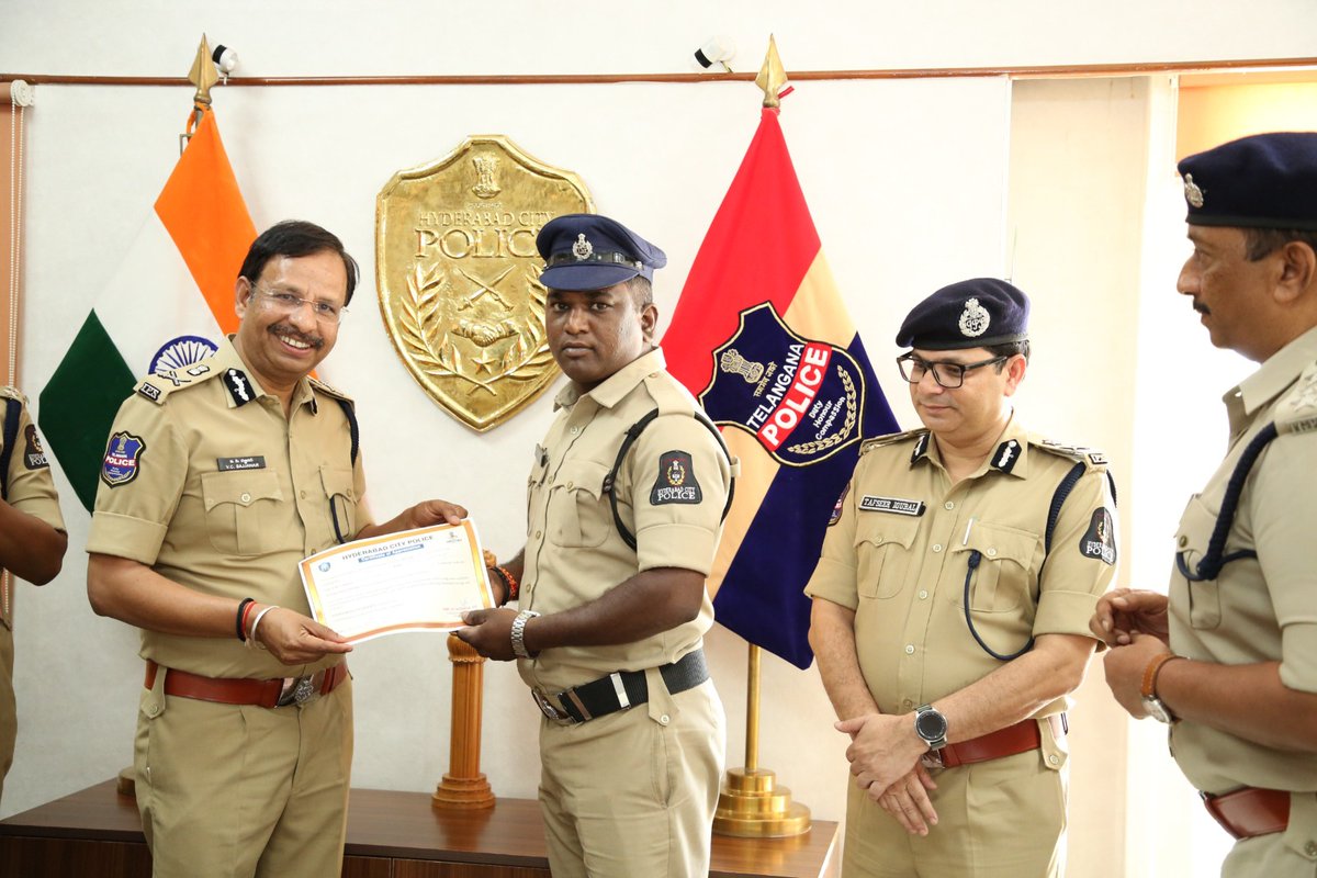 NewsMeter_In's tweet photo. #Hyderabad:
Hyderabad man saves 8-year-old girl from #kidnapattempt, honoured by CP VC Sajjanar
An 8-year-old #girl was rescued from #danger thanks to the timely intervention of a young man, Mohammed Firoz.
Noticing the #child in distress inside an #auto near #Golconda, he acted immediately, stopped the #vehicle, and ensured her #safety.
The accused fled the spot but was later arrested by police.
The child was safely reunited with her parents.
@hydcitypolice Commissioner @SajjanarVC_IPS honoured Firoz for his bravery, along with #constables Saikrishna and Kedar Singh, who played a key role in the #rescue.