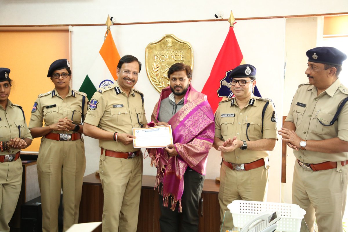 NewsMeter_In's tweet photo. #Hyderabad:
Hyderabad man saves 8-year-old girl from #kidnapattempt, honoured by CP VC Sajjanar
An 8-year-old #girl was rescued from #danger thanks to the timely intervention of a young man, Mohammed Firoz.
Noticing the #child in distress inside an #auto near #Golconda, he acted immediately, stopped the #vehicle, and ensured her #safety.
The accused fled the spot but was later arrested by police.
The child was safely reunited with her parents.
@hydcitypolice Commissioner @SajjanarVC_IPS honoured Firoz for his bravery, along with #constables Saikrishna and Kedar Singh, who played a key role in the #rescue.
