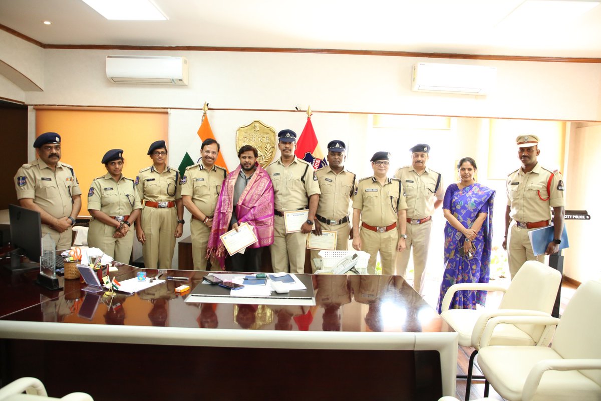 NewsMeter_In's tweet photo. #Hyderabad:
Hyderabad man saves 8-year-old girl from #kidnapattempt, honoured by CP VC Sajjanar
An 8-year-old #girl was rescued from #danger thanks to the timely intervention of a young man, Mohammed Firoz.
Noticing the #child in distress inside an #auto near #Golconda, he acted immediately, stopped the #vehicle, and ensured her #safety.
The accused fled the spot but was later arrested by police.
The child was safely reunited with her parents.
@hydcitypolice Commissioner @SajjanarVC_IPS honoured Firoz for his bravery, along with #constables Saikrishna and Kedar Singh, who played a key role in the #rescue.