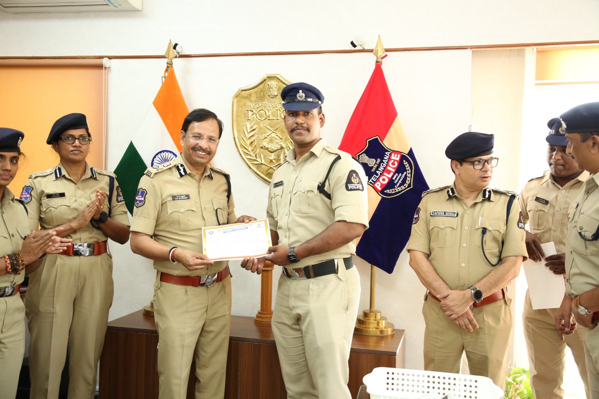 NewsMeter_In's tweet photo. #Hyderabad:
Hyderabad man saves 8-year-old girl from #kidnapattempt, honoured by CP VC Sajjanar
An 8-year-old #girl was rescued from #danger thanks to the timely intervention of a young man, Mohammed Firoz.
Noticing the #child in distress inside an #auto near #Golconda, he acted immediately, stopped the #vehicle, and ensured her #safety.
The accused fled the spot but was later arrested by police.
The child was safely reunited with her parents.
@hydcitypolice Commissioner @SajjanarVC_IPS honoured Firoz for his bravery, along with #constables Saikrishna and Kedar Singh, who played a key role in the #rescue.