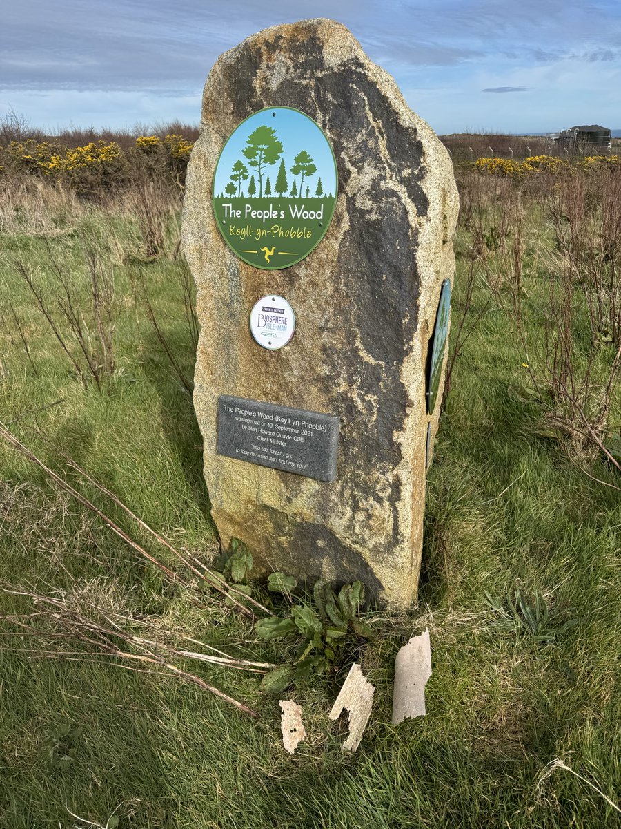3POPIOM's tweet photo. Clearing up pieces of plastic tree protectors at The People’s Wood at Santon. Plus annoying dumping of poo bags in a pile by the gate. Take it home or use the bin!
@UnescoMan @manxnature #3pop #3piecesofplastic https://t.co/MGZtnbcpp2
