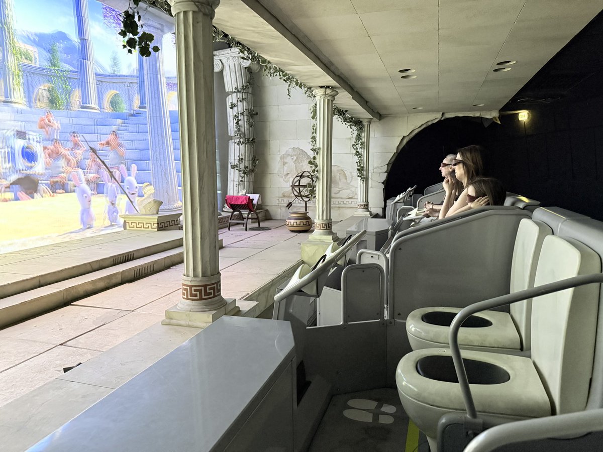 ThemeParkWW's tweet image. I’ve never experienced a dark ride where you sit on a toilet before 😂 There’s some very quirky rides at Futuroscope 🚽🧻

#futuroscope