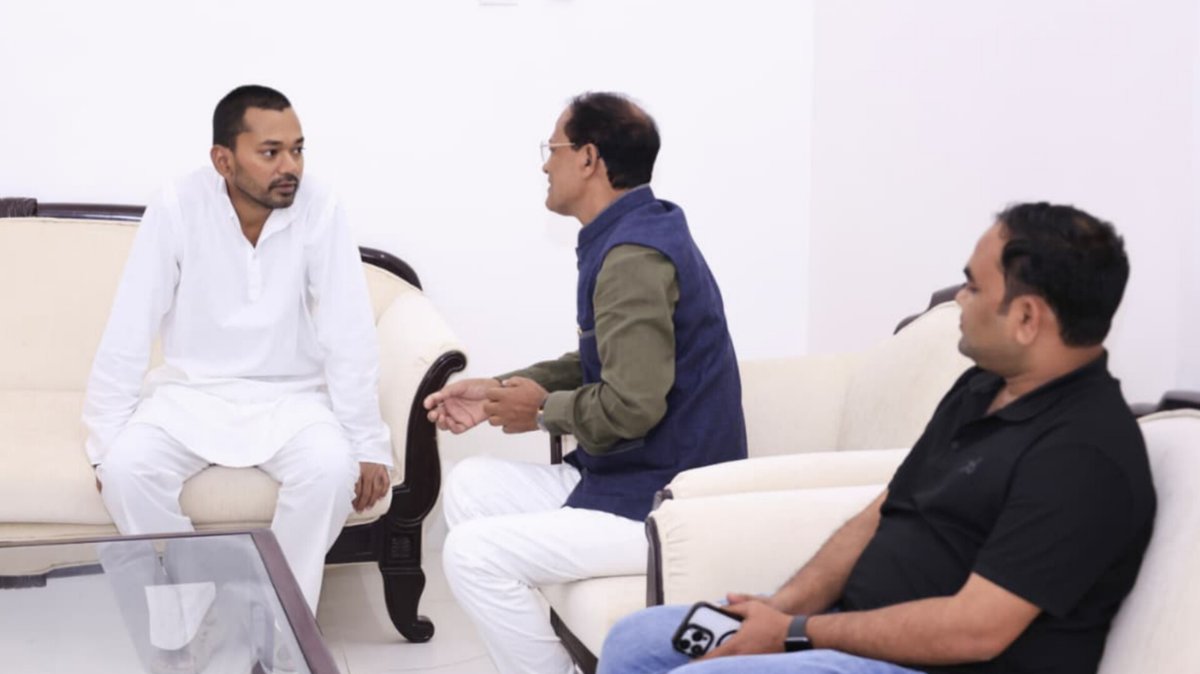 Nishantjdu's tweet photo. आज पटना में जद(यू) परिवार के कई नेताओं से मुलाकात हुई। सभी सम्मानित जनप्रतिनिधियों ने अपने -अपने क्षेत्र के मसलों पर बातें की। 

उनके जिले और विधानसभा क्षेत्र में कितना विकास का काम करा दिया गया! कितने लोगों का जीवन आसान हुआ! उनके जिले में संगठन की क्या स्थिति है! और कितने काम कराए जाने हैं! इन सभी विषयों पर संवाद हुआ। जद(यू) परिवार एक विशाल वट वृक्ष है। अब हम सभी लोगों को मिलकर संगठन विस्तार में जुटना है।

@Jduonline @NitishKumar 

#JDU #bihar #NishantKumar #NitishKumar