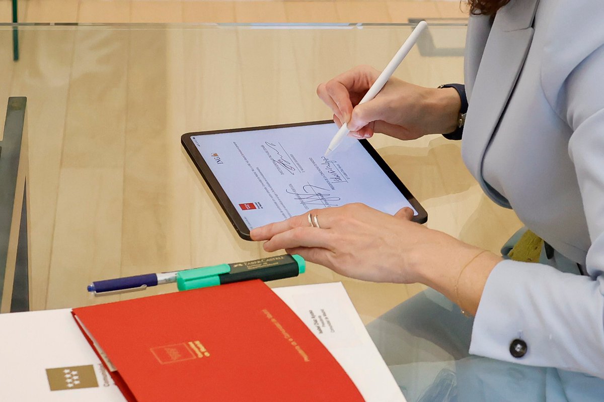 🔴 La presidenta <a href="/IdiazAyuso/">Isabel Díaz Ayuso</a> firma un acuerdo de colaboración con el Grupo ING para reforzar la protección contra el fraude bancario digital.

👉 En el acto ha participado el CEO de ING España y Portugal, Alfonso Tolcheff.

+Info: c.madrid/q9ntg