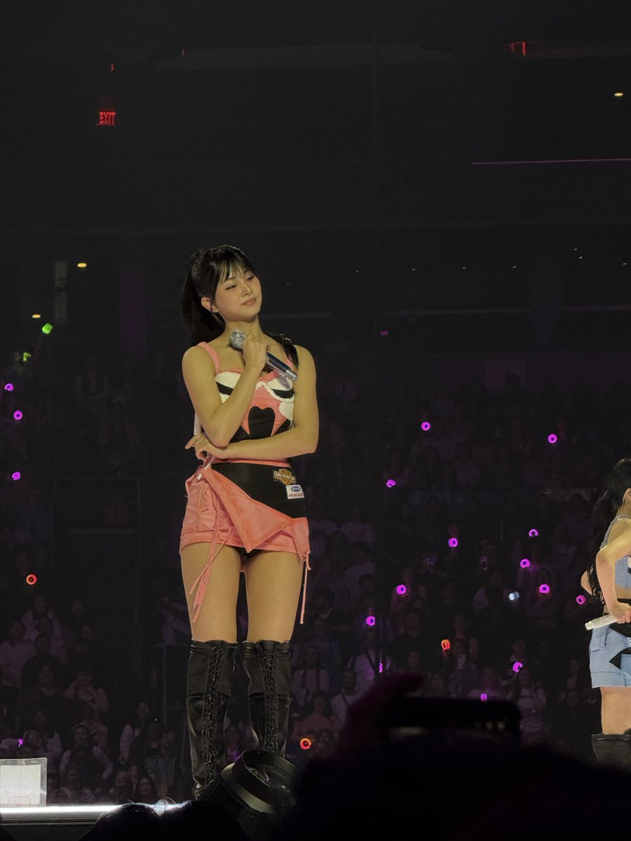 jenposse's tweet photo. como que segue a vida depois de ter visto elas tao perto assim 😭😭 https://t.co/apUwf2c3yE