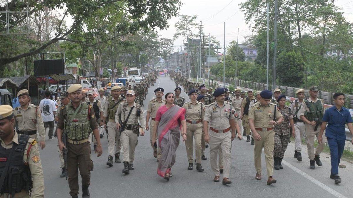 assampolice's tweet image. Across Assam, one message marched today - Vote without Fear. Vote in record numbers.

In a historic synchronised Confidence Building Measure, Assam Police joined hands with @crpfindia , @BSF_India , @ITBP_official , @CISFHQrs , @SSB_INDIA and Armed Police from 18 States. 

42000