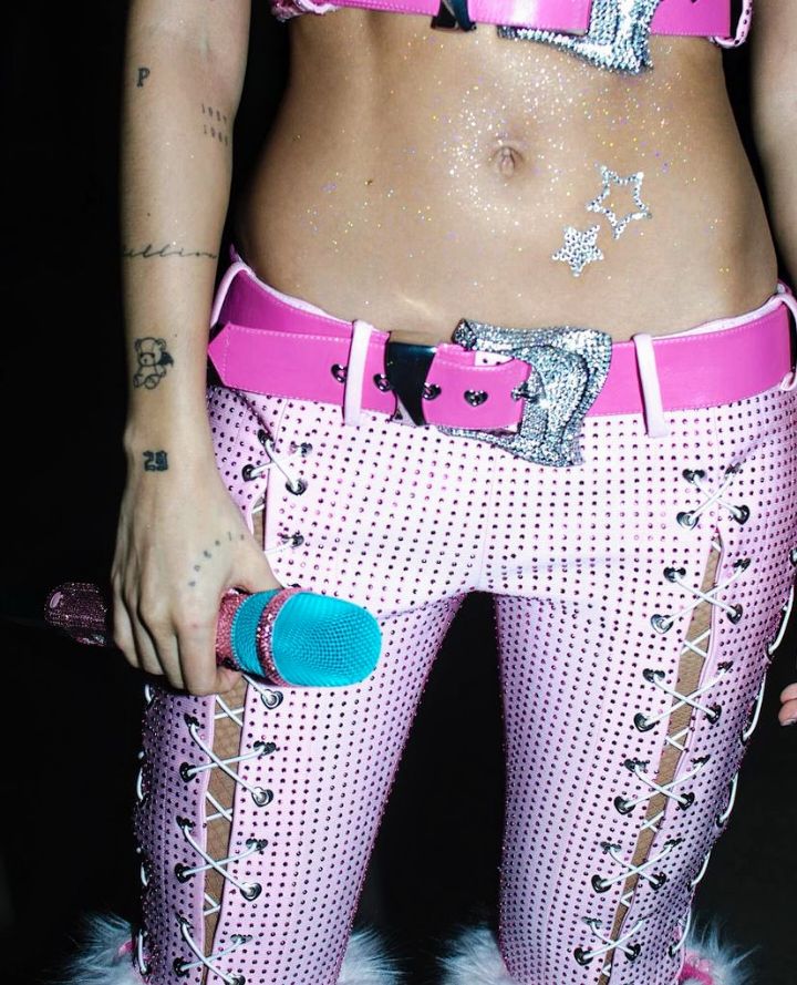 emiliasjpg's tweet photo. 2 years of #mp3tour  ֗ ִ ˑ ּ ☆ https://t.co/Qq4owfJc2Q
