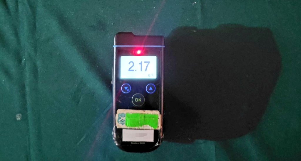 ¡Conductor ebrio intenta atropellar a Carabineros en San José de la Mariquina! Personal de la Subcomisaría detuvo al sujeto, que registró 2.17 g/L de alcohol en sangre. Fue puesto a control de detención 🚔 #SeguridadVial <a href="/CarabLosRios/">Carabineros Región de Los Ríos</a> #mariquina <a href="/Carabdechile/">Carabineros de Chile</a> #sjmq #losrios