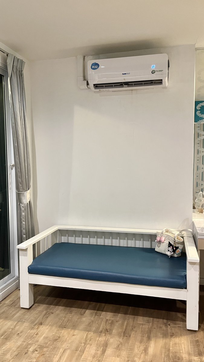 กรุ: โซฟาน่ารักจัง 
มะเน้ด: เขาเอาไว้เย้ดกันจ้ะ 
กรุ: ...