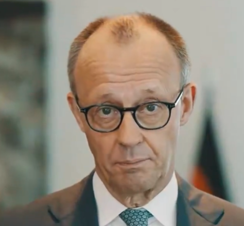 FuehrerChiles's tweet image. So sieht doch nicht "Zuversicht und Neuanfang" aus. Mal ehrlich, haben Sie keinen Berater oder Coach? Mit der Mimik können sie eine Grabrede halten - was angesichts des Zustands von Deutschland wahrscheinlich wohl angebrachter wäre.