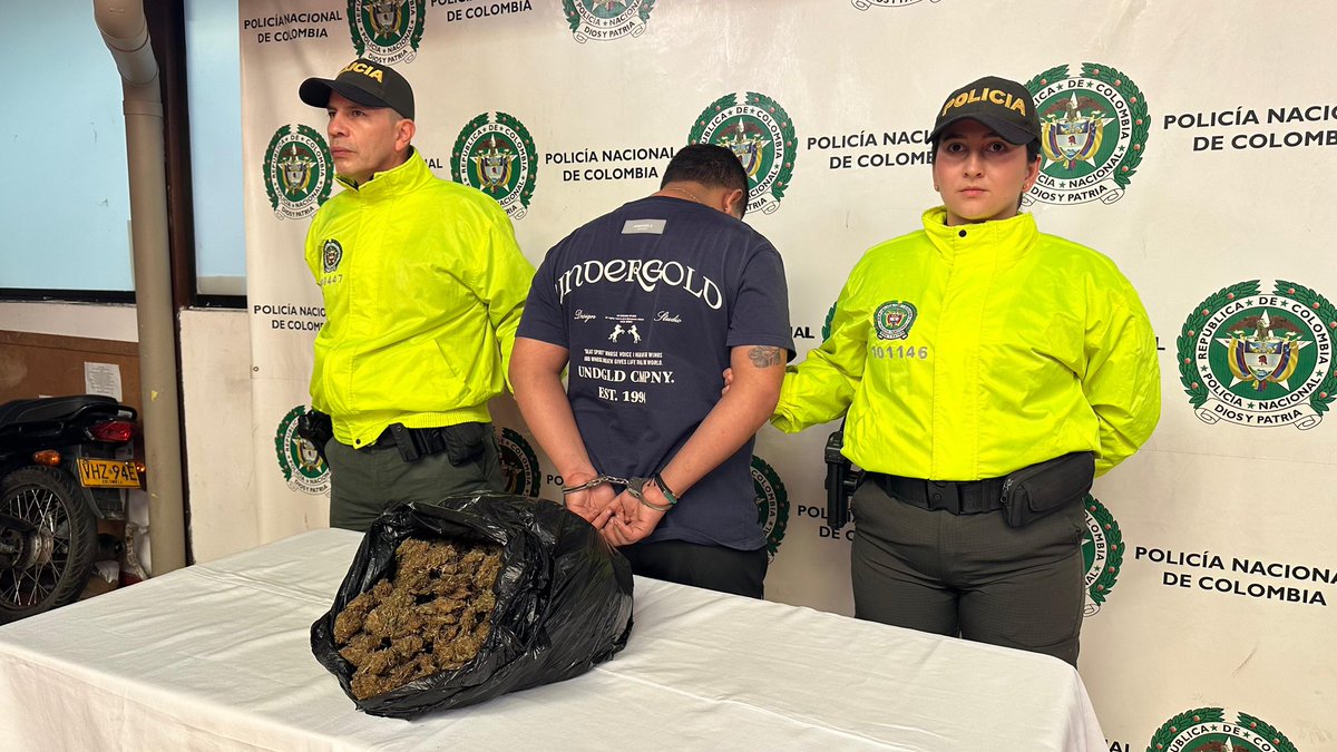 Cportilla40's tweet photo. Capturado por la @PoliciaBmanga alias “Chocolate”, bandido de la banda delincuencial ‘Los Búcaros’, organización que ha sido golpeada varias veces en los últimos meses por la Sijin y la Sipol. desarticulando laboratorios de estupefacientes y capturando a sus más importantes integrantes.

Seguimos trabajando por una Bucaramanga más segura.