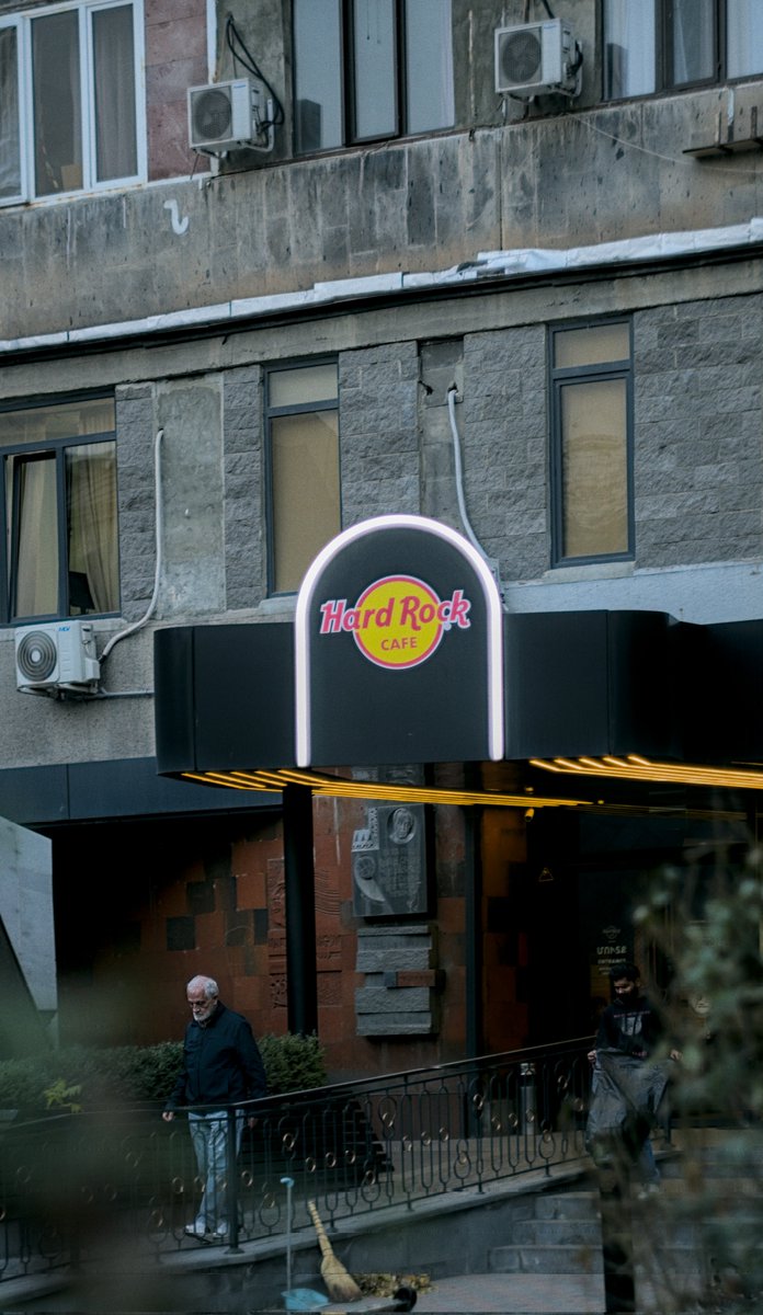 KevinPicture257's tweet photo. A quick snapshot of the hard rock restaurant in yerevan armenia.

#photography #photojournalism #camera #yerevan #armenia #music #MusicVibes #Japan #Japanesemusic https://t.co/0i0Q1HY28Z
