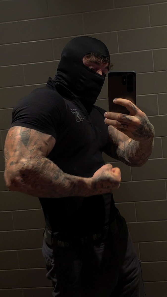 Zade_masked's tweet image. Headlock arms 💪 

#biceps #bicep #arms #tattoos #inked #darkromance #masked #maskedmen