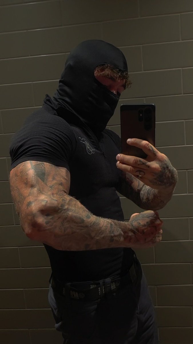 Zade_masked's tweet image. Headlock arms 💪 

#biceps #bicep #arms #tattoos #inked #darkromance #masked #maskedmen