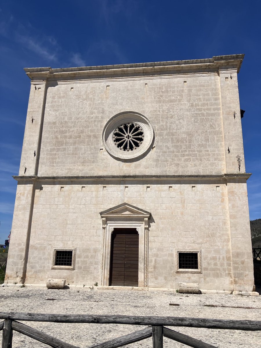 S. Antonio and S. Maria delle Grazie placed on the ancient shepherds road “tratturo “ show their squared wide face with a big round rose window born in XIII as Aquilanum Romanic Style.
Navelli L’Aquila