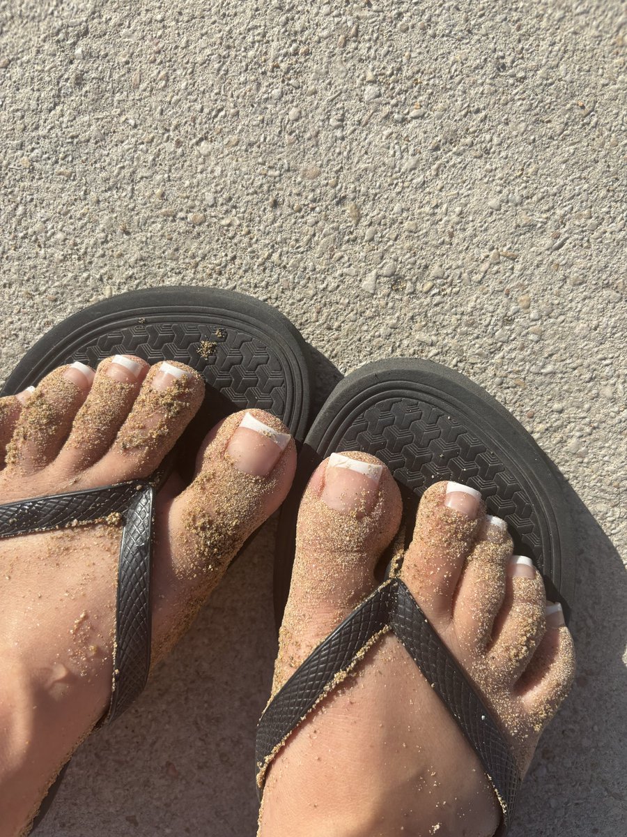 prettyzamaurii's tweet photo. let go to the beach 🏖️ 😏 #paypigs #payup #toes #toespics #sugarbaby https://t.co/J2wldHlkFN