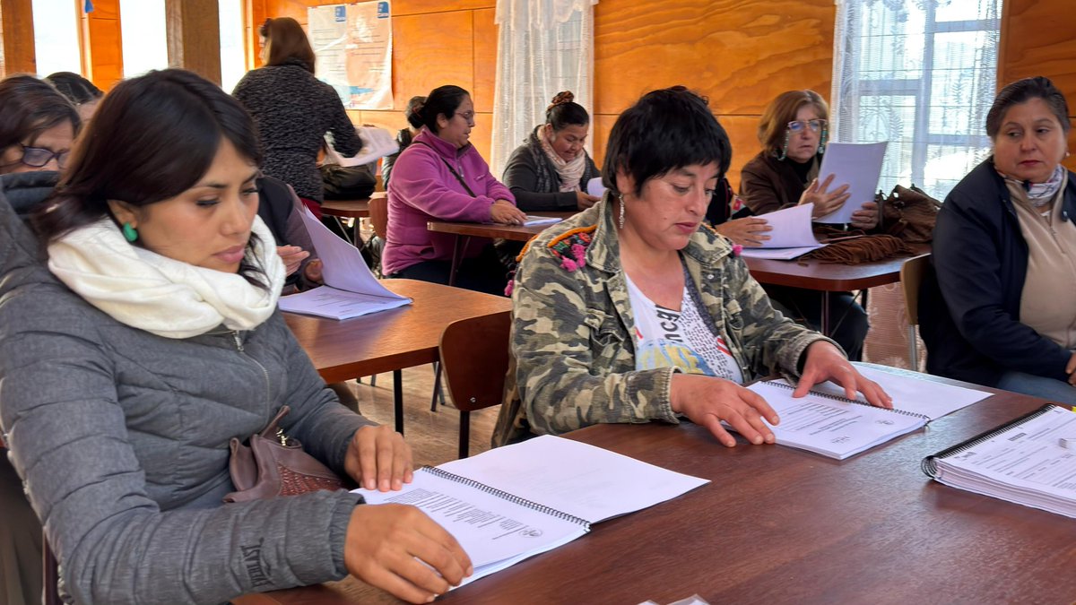 rrppcastro's tweet photo. 🌊💪 Impulsando el desarrollo local en Castro

Inició el curso de recolección y comercialización de algas con 15 mujeres del borde costero.
La iniciativa es de OTIC SOFOFA vía Becas Laborales SENCE y gestionada por la Oficina de Pesca de la Municipalidad de Castro.🙌 https://t.co/ceE9yWrhM7