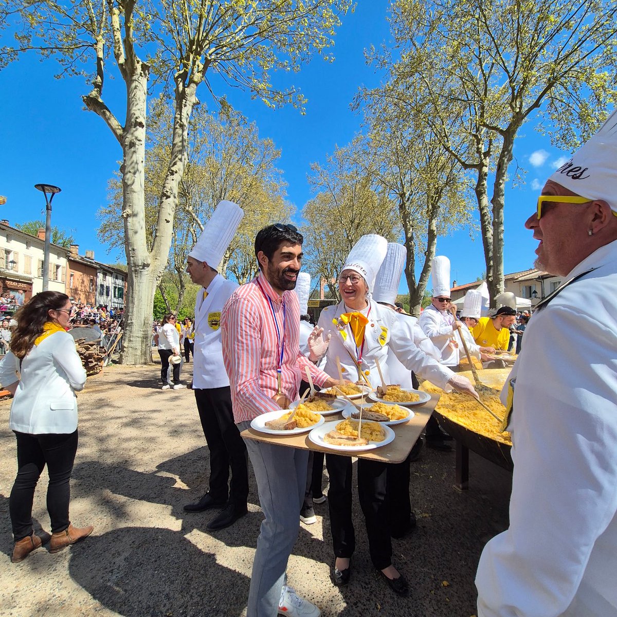 GuillaumeDAC's tweet image. 15 000 œufs pour l’incontournable omelette géante de #Bessières ! 🥚🐓🔥

Un grand moment populaire du #NordToulousain soutenu par l’ #Occitanie avec @CaroleDelga !

Un événement aux côtés des bénévoles, de la confrérie et des  habitants réunis autour de cette fête populaire!