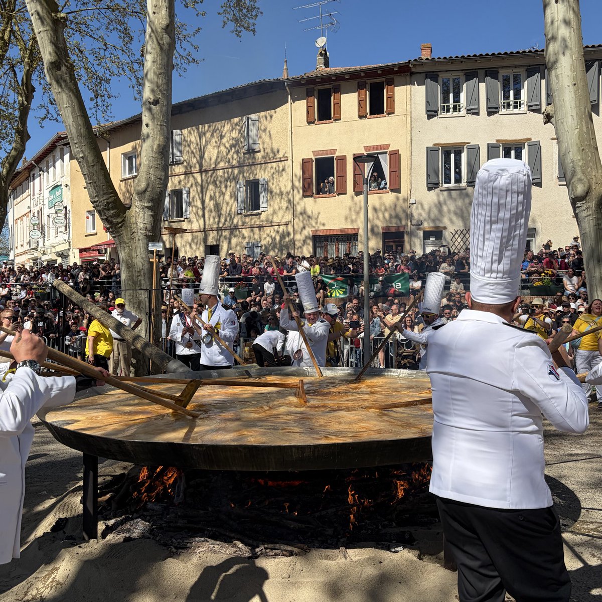 GuillaumeDAC's tweet image. 15 000 œufs pour l’incontournable omelette géante de #Bessières ! 🥚🐓🔥

Un grand moment populaire du #NordToulousain soutenu par l’ #Occitanie avec @CaroleDelga !

Un événement aux côtés des bénévoles, de la confrérie et des  habitants réunis autour de cette fête populaire!