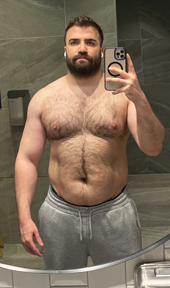 steakcubb's tweet photo. Same pose same bitch https://t.co/rULSokbza7
