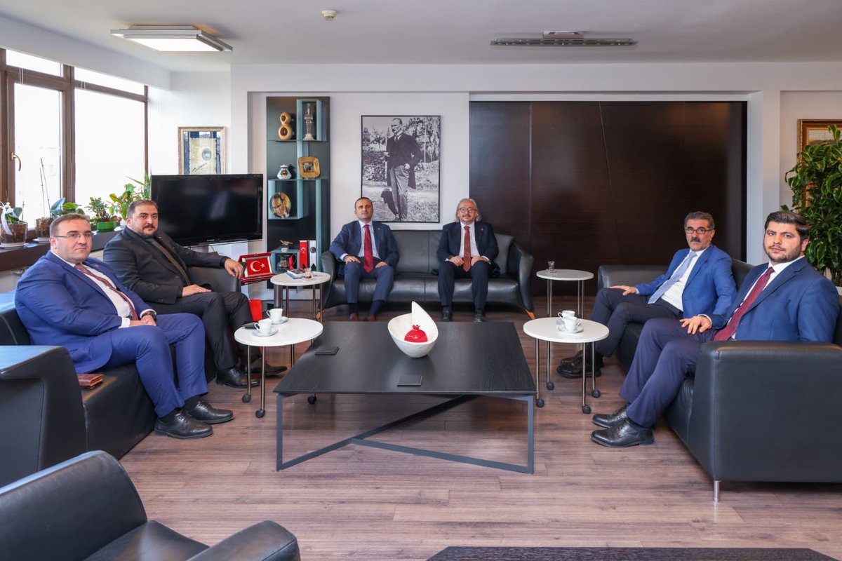 SaadetAnkara_'s tweet photo. 5 Nisan Avukatlar Günü kapsamında İl Başkanımız Av. Ahmet Yazıcı ve Yönetim Kurulu Üyelerimiz, Ankara Barosu’nu ziyaret ettiler.

Ankara Barosu Başkanı Av. Mustafa Köroğlu’na nazik kabulleri için teşekkür ediyor, savunma hakkının teminatı olan tüm avukatlarımıza meslek hayatlarında başarılar diliyoruz.