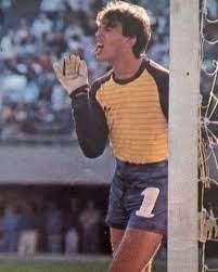 viejocasale's tweet image. Debut de Carlos #NavarroMontoya. 1ra. División 1984. Fecha 2. 8/4/1984. #Temperley 0 v. #VélezSarsfield 1 (Carlos Bianchi (p)). El entrenador era el "Coco" Alfio #Basile.