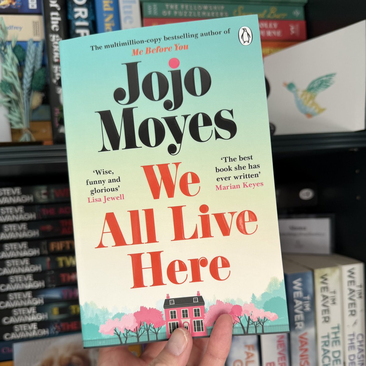shonaholmes23's tweet image. 📚📮#BookPost📚📮

Have heard lots of great things so very pleased to have a copy of #WeAllLiveHereNow by #JoJoMoyes

Have only read a few books by this author but always enjoy!

Huge thanks to @MichaelJBooks for sending this beautiful parcel❤️

#BookTwitter #BookBlogger