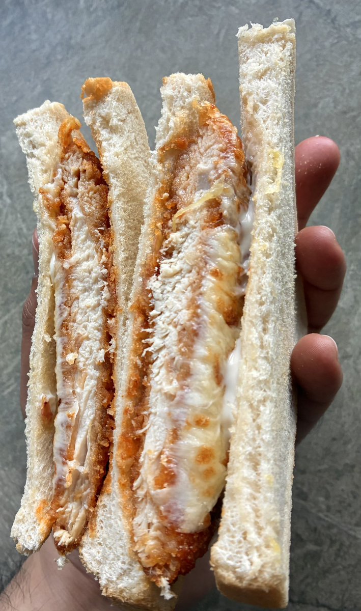 ssjnoodles's tweet image. i was craving a spicy dip burger or some fast food so i had one of those fillets in the freezer, i didn’t have american cheese so i melted some on, and just used normal bread

takeout is rlly expensive and not worth it most times 

just a little sauce brushed on (franks buffalo +