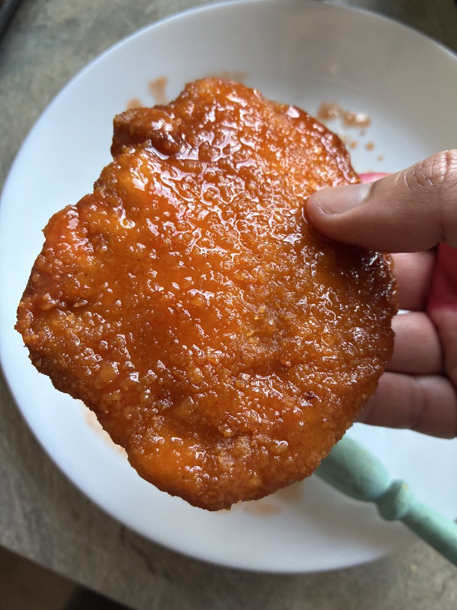 ssjnoodles's tweet image. i was craving a spicy dip burger or some fast food so i had one of those fillets in the freezer, i didn’t have american cheese so i melted some on, and just used normal bread

takeout is rlly expensive and not worth it most times 

just a little sauce brushed on (franks buffalo +